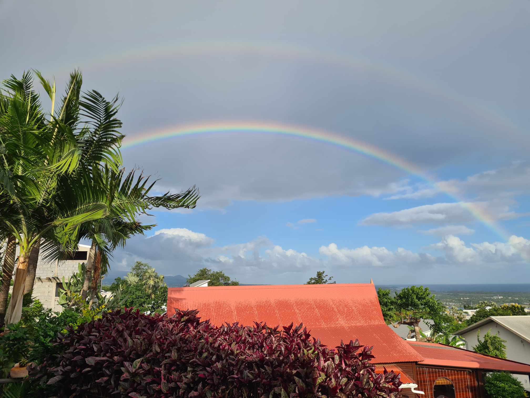 Arc-en-ciel au-dessus du bungalow et vue mer